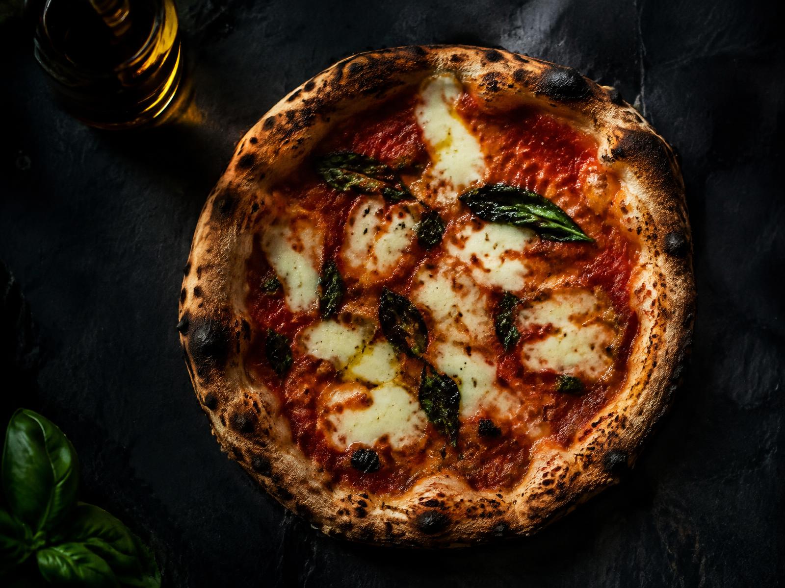 Pizza artesanal saindo do forno